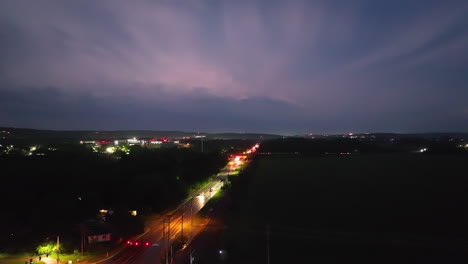 Un-Relámpago-Ilumina-El-Cielo-Nocturno-Sobre-Springdale,-Arkansas,-EE.UU.