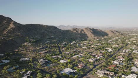 Wealthy-mansions-on-the-hills-of-Mummy-Mountain,-Paradise-Valley-in-Arizona-USA-during-sunny-day