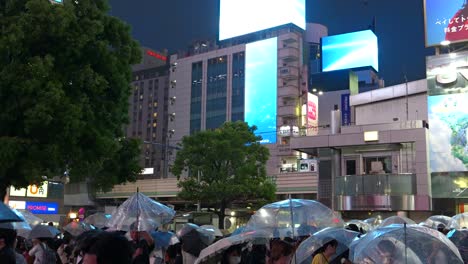 Train-passing-through-rainy-scenery-in-Tokyo-at-night