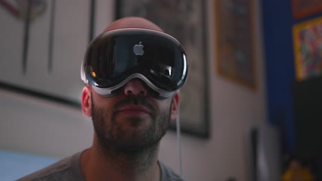 Nahaufnahme-Der-Vorderansicht-Eines-Erwachsenen-Mannes,-Der-Im-Innenbereich-Ein-VR--Oder-Augmented-Reality-Headset-Trägt