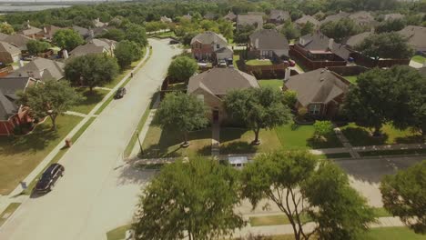 Este-Vídeo-Muestra-Un-Barrio-Suburbano-Brillante-Y-Soleado-Sobrevolando-Durante-El-Verano.