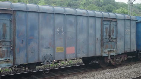 Tren-De-Vagones-Stock,-Para-El-Transporte-De-Mercancías-De-Un-Lugar-A-Otro-En-Cámara-Lenta.