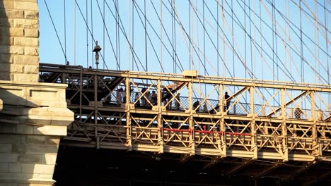 Von-Der-Dumbo-Brooklyn-Bridge-Aus-Wurden-Die-Leute-Gezoomt,-Die-Auf-Dem-Weg-Gingen,-Und-Einige-Standen,-Um-Ein-Foto-Zu-Machen