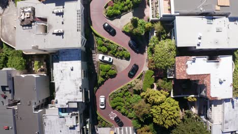 Toma-Aérea-A-Vista-De-Pájaro-Ascendente-De-La-Torcida-Calle-Lombard-En-La-Colina-Rusa-En-San-Francisco,-California