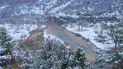 Ein-Atemberaubender-Fluss-Im-Zion-Nationalpark-An-Einem-Verschneiten-Tag-Von-Oben-Auf-Den-Bergen