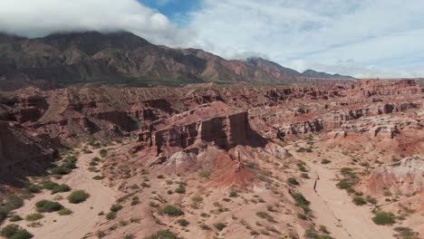 Drone-flies-over-stunning-red-rock-formations-in-Quebrada-de-las-Conchas,-Salta,-Argentina