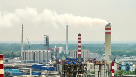 Vista-Aérea-Por-Drones-De-La-Refinería-De-Slovnaft---Terminal-Petrolera-Con-Chimeneas-En-Instalaciones-Industriales-Para-Almacenamiento-De-Petróleo-Y-Petroquímicos