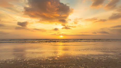 Golden-Hour-Sunrise-In-Padre-Island-On-Coast-Of-Gulf-Of-Mexico-In-Texas,-USA