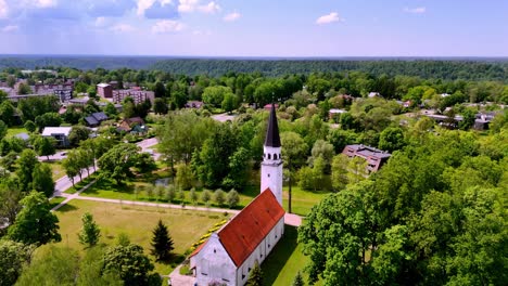 Lutherische-Kirche-Von-Sigulda-Mit-Vegetation-In-Vidzeme,-Lettland