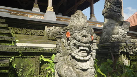 Estatuas-De-Piedra-En-El-Palacio-Real-De-Ubud,-Puri-Saren-Agung-En-Bali,-Indonesia---Disparo-En-órbita