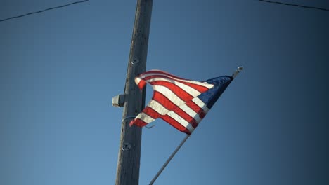 Bandera-Americana-Colgada-En-Un-Poste-De-Luz-Para-El-4-De-Julio