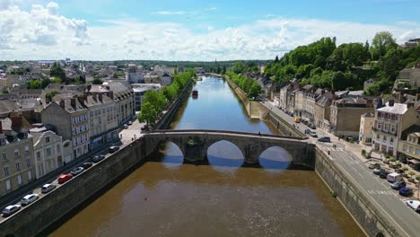 Old-bridge-crossing-Mayenne-River,-Laval-in-France