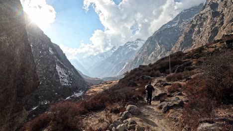 Excursionistas-Caminando-Por-La-Caminata-Por-El-Valle-De-Langtang-En-Nepal