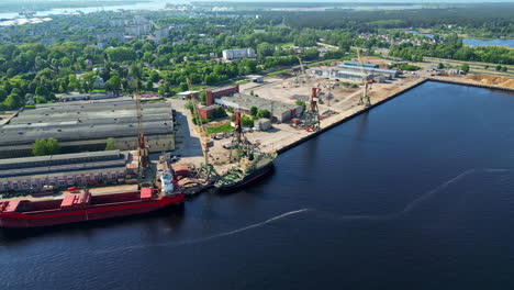 Luftaufnahme-Der-Industriellen-Schifffahrt-Marina-Fluss-Daugava-Lettland-Riga-Seehafen-Hafen