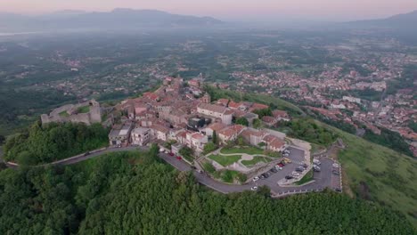 Luftaufnahme-Der-Umlaufbahn-Von-Castel-San-Pietro-Romano-Im-Morgengrauen,-Italien