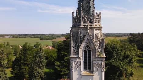 Vista-Aérea-Del-Templo-De-Santa-Ana-En-Tompa,-Hungría.