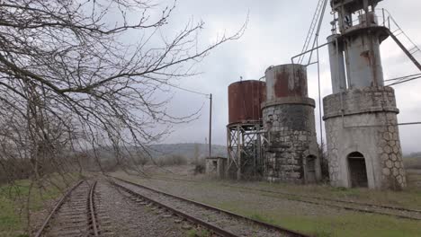 Alte-Verlassene-Eisenbahnstrecken-In-Peloponnes,-Griechenland---Schwenken