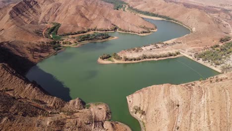 Imágenes-De-Drones-Volando-Hacia-La-Presa-De-Aroona-Cerca-De-Leigh-Creek-En-El-Sur-De-Australia