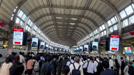 Busy-commuters-at-a-crowded-Japanese-train-station