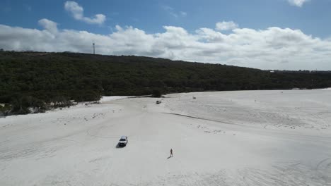 Fahrzeuge-Fahren-An-Sonnigen-Tagen-Am-Sandstrand-Oder-Am-Bremer-Strand