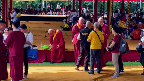 Mönche,-Bunt-Gekleidet-Bei-Der-Vesak-Feier-In-Indonesien