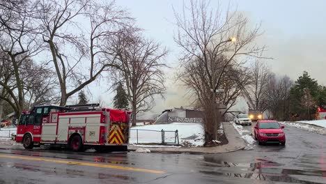 Columna-De-Humo-Vista-Desde-Un-Gran-Edificio-Vacío-En-Gouin-Boulevard-West