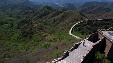 Touristenfrau-Die-Auf-Dem-Jinshanling-Abschnitt-Der-Chinesischen-Mauer-Spaziert