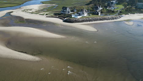 Vista-Aérea-Del-Puerto-De-Dennis-Durante-La-Marea-Baja-En-Cape-Cod,-Massachusetts,-Estados-Unidos