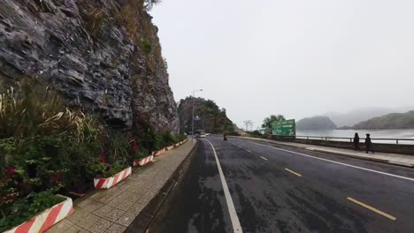 Video-De-La-Carretera-De-La-Isla-Con-Niebla-Y-Menos-Tráfico.