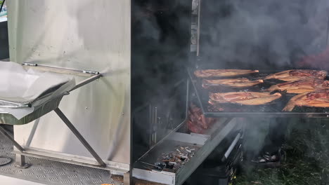 Pescado-Fresco-En-Una-Parrilla-Sacado-Con-Guantes-De-Un-Horno-Caliente