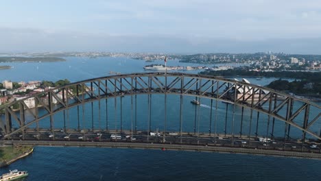 Sydney,-Australien-–-1.-April-2024:-Eine-Drohnenaufnahme-Der-Harbour-Bridge,-Einer-Berühmten-Stahlbogenbrücke,-Erfasst-Den-Starken-Verkehr-Darunter