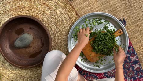 Vista-Superior-Gente-Local-Cocina-Método-De-Cocción-Verduras-Tabla-De-Cortar-Mujer-Trabajando-En-Casa-Mimbre-En-El-Suelo-Vida-Del-Pueblo-Gente-Nómada-Campo-Comida-Turca-Deliciosa-Comida-Comer-Saludable-Vegano