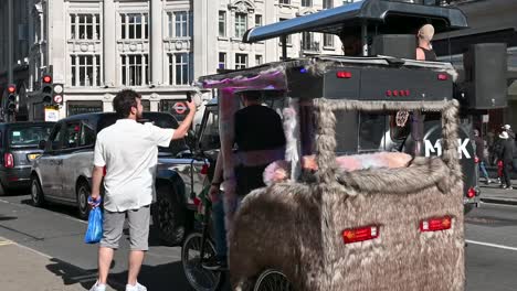 Musik-Aus-Einem-Land-Rover-In-Der-Oxford-Street,-London,-Großbritannien