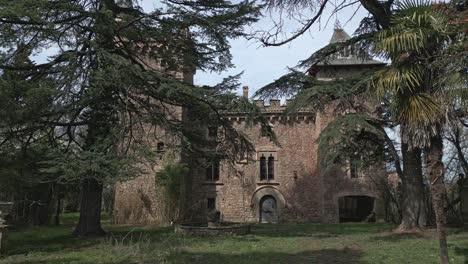 Toma-De-Establecimiento-Del-Castillo-De-Perafita,-Desde-El-Interior-Del-Patio,-De-Derecha-A-Izquierda.