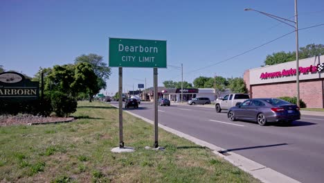 Weite-Aufnahme-Des-Ortsschilds-Von-Dearborn-Mit-Vorbeifahrendem-Verkehr-Und-Stabilem-Video