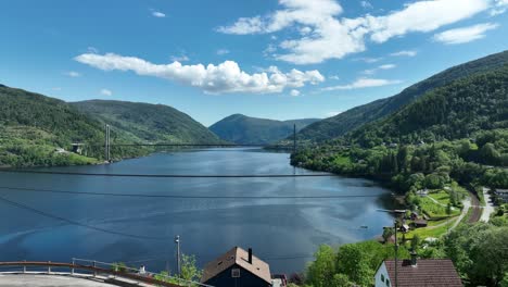 Osteroy-Brücke-Von-Der-Tunesvegen-Brücke-über-Der-E16-Bei-Takvam,-Norwegen-Gesehen