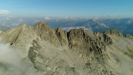 Vista-Aérea-Sobre-La-Cadena-Montañosa-Alpina