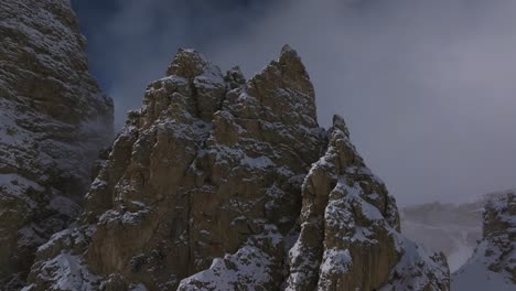 Vuelo-Aéreo-Con-Drones-Sobre-Majestuosos-Picos-Montañosos-Dolomitas,-Italia