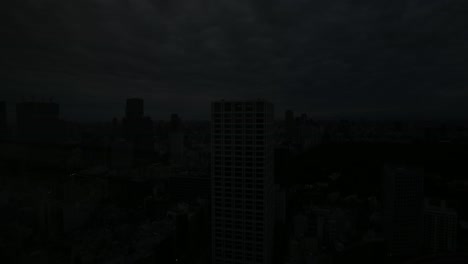 Lapso-De-Tiempo-Al-Amanecer-Con-La-Leve-Desvanecimiento-Lentamente-Sobre-La-Ciudad-De-Tokio