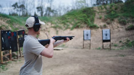 Instructor-Enseña-Cómo-Disparar-Escopeta-A-Principiante,-Campo-De-Tiro-Olesko