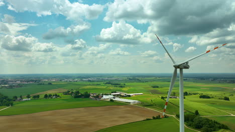 Luftaufnahmen-Zeigen-Eine-Windturbine,-Die-Hoch-über-Einer-Malerischen-Ländlichen-Landschaft-Thront