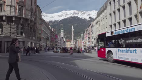 Ein-Linienbus-Fährt-Am-Stadtplatz-Vorbei,-Kreuzung-Anichstraße/Maria-Theresien-Straße