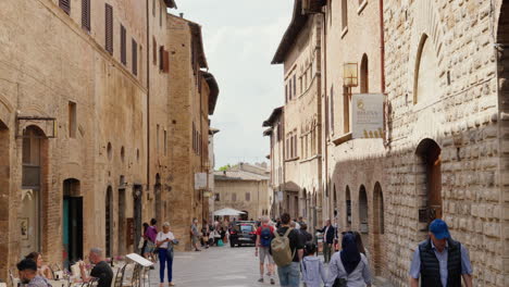 Idyllische-Straße-In-Der-Toskana-Mit-Einheimischen-Und-Touristen,-Die-Den-Tag-Genießen