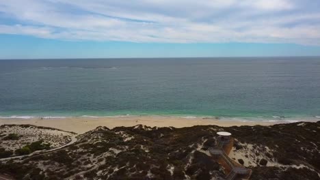 Plataforma-Rodante-Aérea-Tomada-A-La-Derecha-Junto-A-La-Torre-De-Vigilancia-De-La-Playa-De-Amberton---Perth