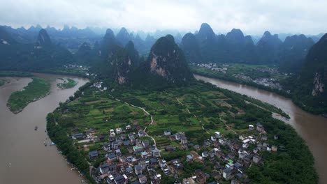 Antigua-Ciudad-De-Xingping-Situada-Entre-Montañas-Kársticas-En-Un-Meandro,-China