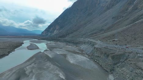 Atemberaubende-Aussicht-Auf-Die-Landschaft-Von-Gilgit-In-Pakistan-Am-Abend