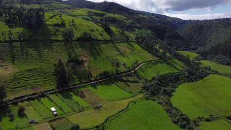 Luftdrohne-Schwenkt-Grüne-Gebirgsfarmen-Des-Vulkans-Pasochoa,-Puichig,-Kanton-Mejía,-Provinz-Pichincha,-Ecuador