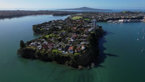 Suburbio-De-Stanley-Point-En-La-Costa-Norte-De-Auckland-En-Nueva-Zelanda---Disparo-Aéreo-Con-Drones