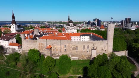 Drone-En-órbita-Disparado-Sobre-El-Castillo-De-Toompea