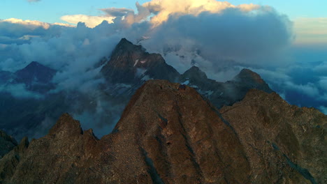 Pintoresca-Vista-Sobre-El-Pico-De-Las-Montañas-Rocosas-Al-Atardecer